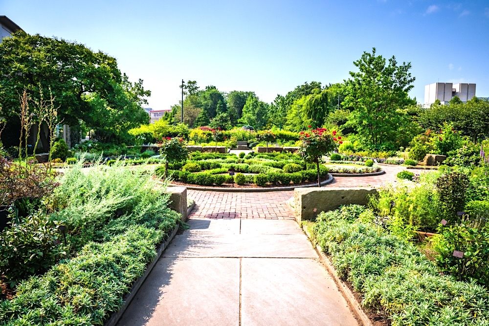 8 Top Hotels near Cleveland Botanical Garden