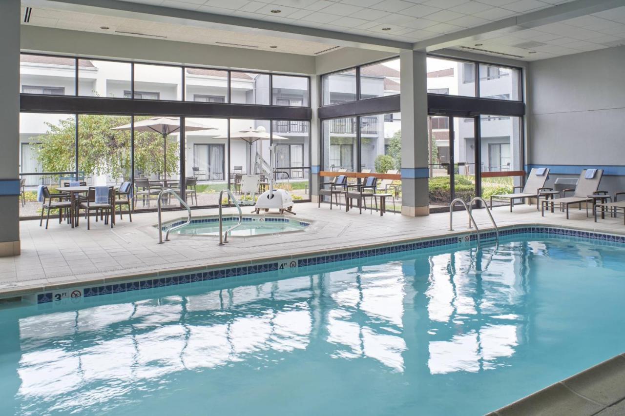 14 Best Hotels near Detroit Zoo with Pool