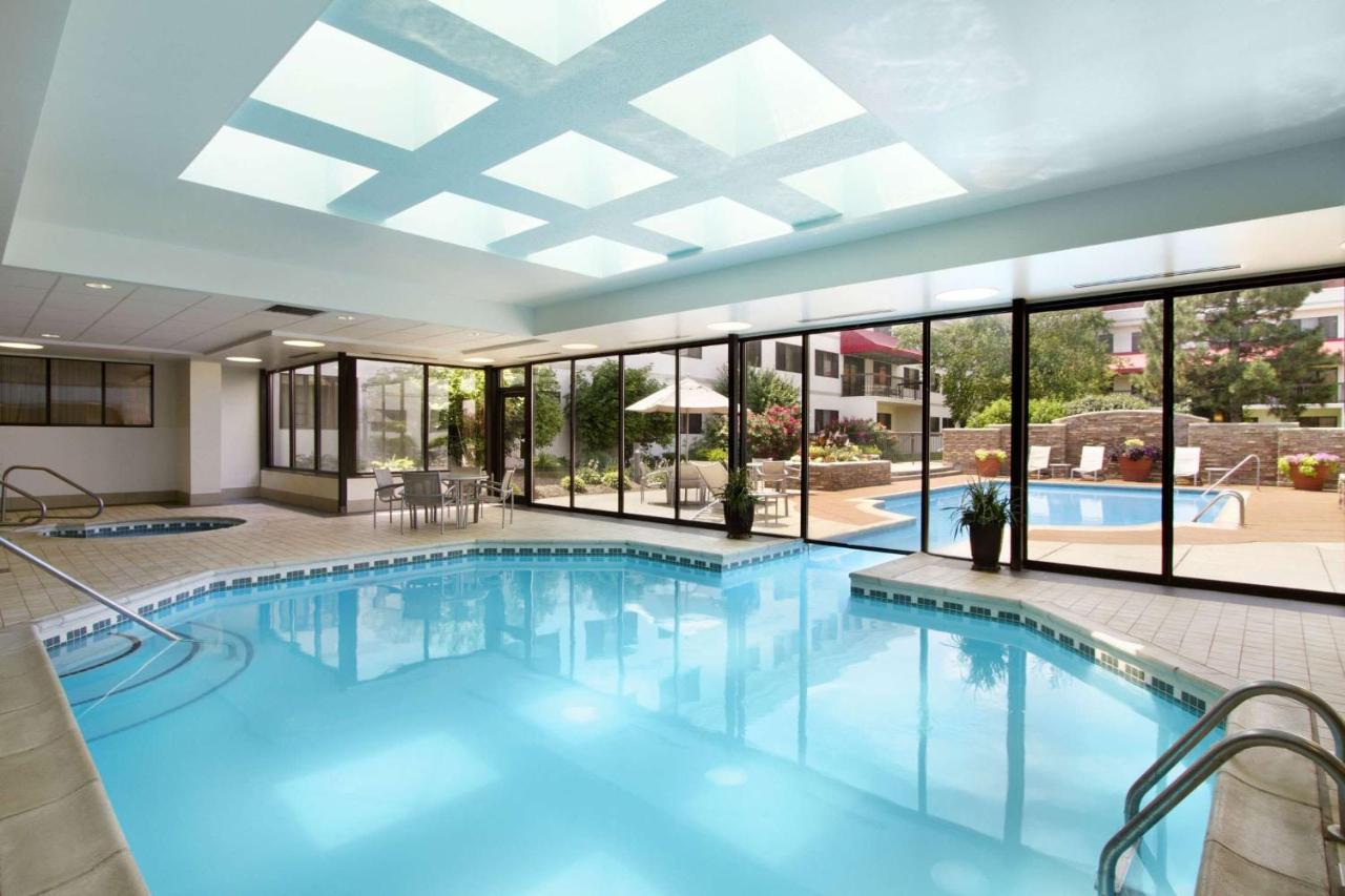 9 Best Hotels near Detroit Metro Airport with Indoor Pool