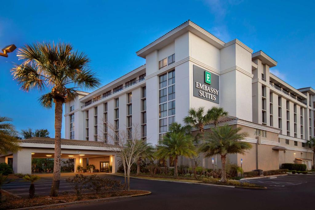 Find the best hotels near your favorite destinations Image