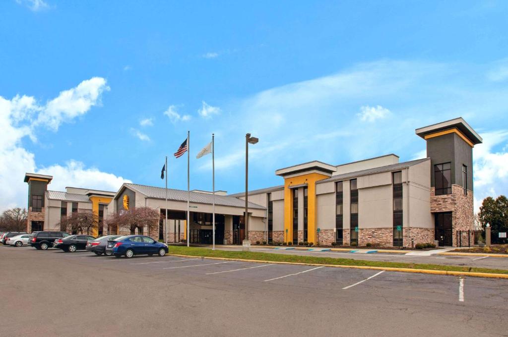 15 Best Hotels near Detroit Metro Airport with Parking