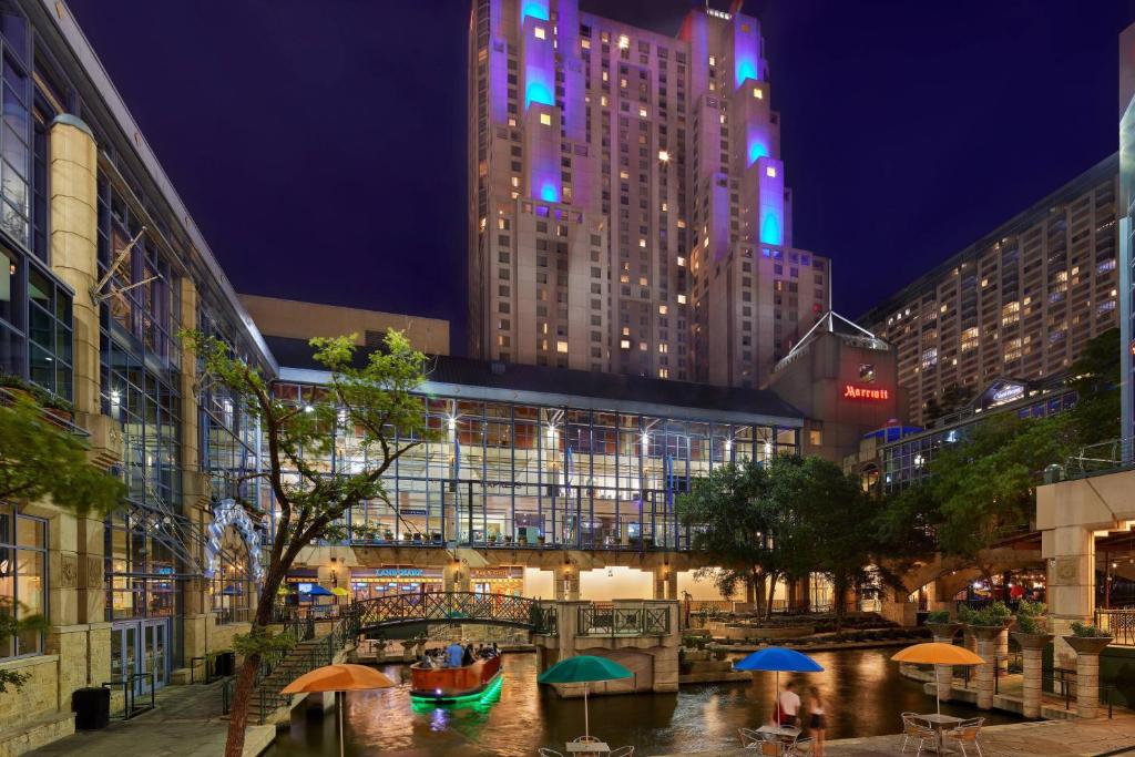 Find the best hotels near your favorite destinations Image