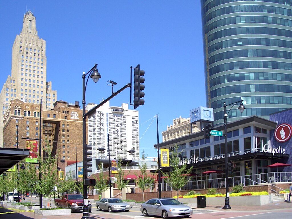 8 Best Hotels in Kansas City near Power and Light District with Pool