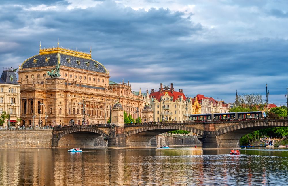 Find the best hotels near your favorite destinations Image