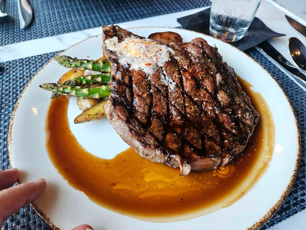 13 Best Hotels in Minneapolis near Manny's Steakhouse