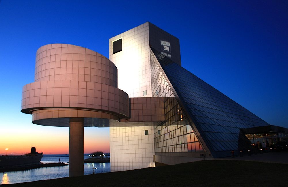 Find the best hotels near your favorite destinations Image
