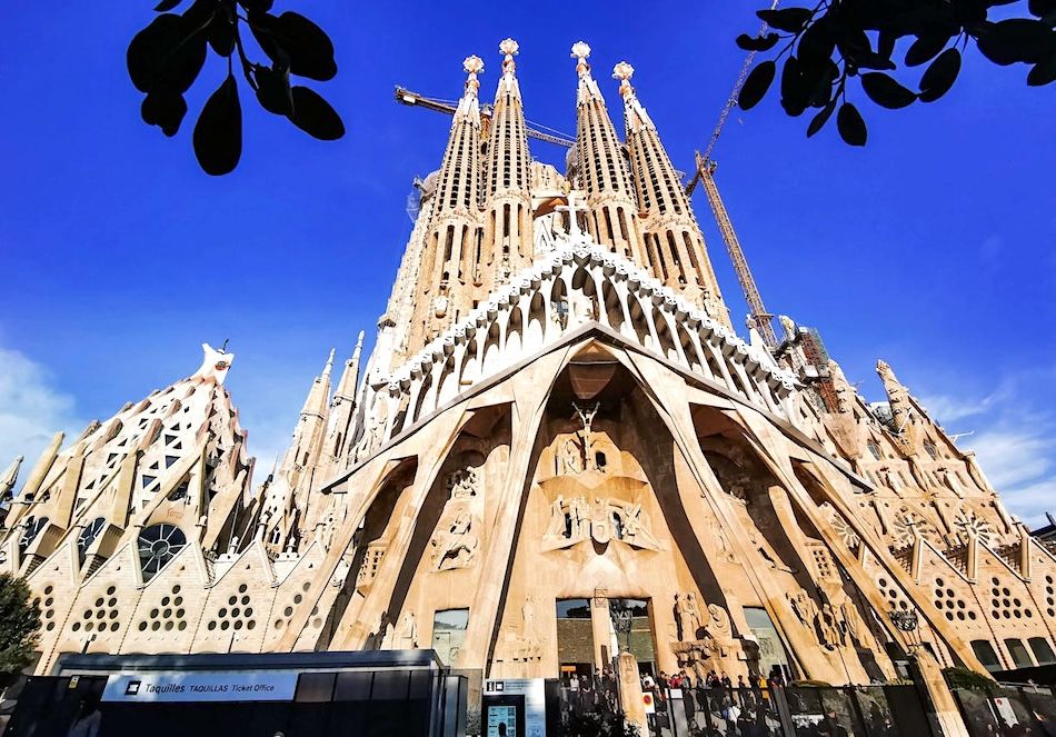 Find the best hotels near your favorite destinations Image