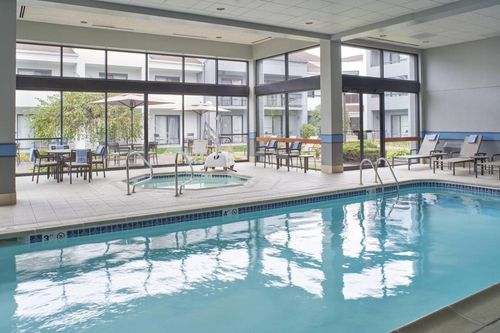 14 Best Hotels near Detroit Zoo with Pool